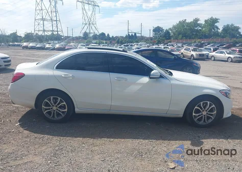 2015 Mercedes-Benz C 300 4Matic/Luxury 4Matic/Sport 4Matic z USA, uszkodzony, nr VIN 55SWF4KB1FU090539